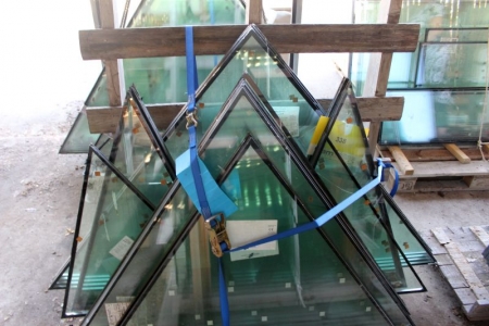 Sikkerhedglas til trekantet ovenlysvinduer, GLASCOM Primalux, 2 stk. 98x113,5x98 + 7 stk. 111x130x111 + 4 stk. 134x170x134 + 6 stk. 92x67x62 cm. (Nogle af ruderne er beskadiget)