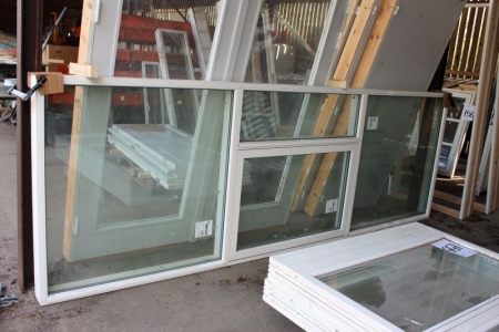 Window section with PT windows 334x118 cm. The window in the middle can open.
