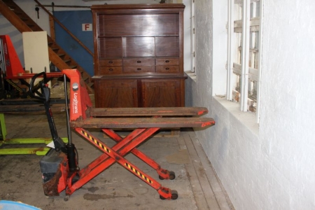Low lifter, electric, type EHL 1004 Max 1500 kg. Max lifting height: 820 MM.