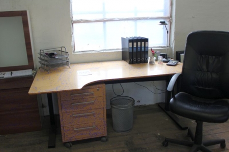 Schreibtisch, stigning / Abnahme + Schubladen, Stuhl, Stuhlauflagen, Lampe + div. Bürobedarf.