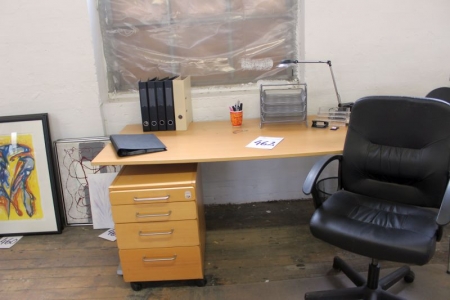 Schreibtisch, stigning / Abnahme + Schubladen, Stuhl, Stuhlkissen + div. Bürobedarf.