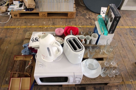 Miscellaneous kitchen equipment: electric kettle, microwave, toaster, glasses, etc.