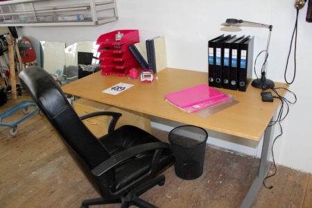 Schreibtisch, stigning / Abnahme + Schubladen, Stuhl + div. Bürobedarf.