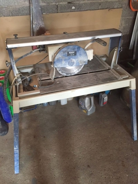 Tiles cutting machine (used but works fine)