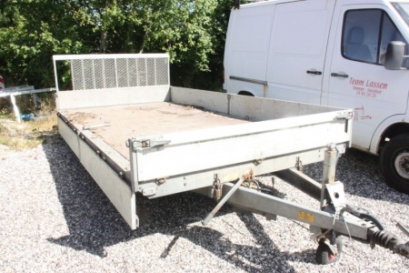 Machine Trailer, Variant, 2700 U4. Year 2007. T2700. Hand hydraulic tip. Fold-down sides. Platform dimensions: ca. lxw: 420 x 210 cm. Wooden base. Small hole in the bottom plate