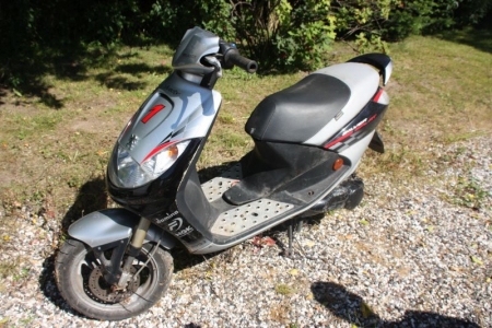 Moped, Peugeot Vivacity. Year 2008. Max. 30 km / h. VP8947 (unsubscribed). NOTE: missing rear wheel. Condition unknown