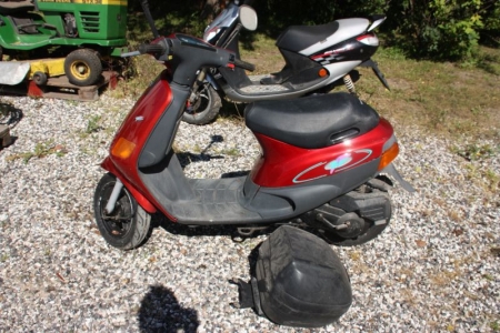 Moped, Piaggio. 45 km / h. Year 1995. 6408 kilometers. Top box. Signed off year 2014.