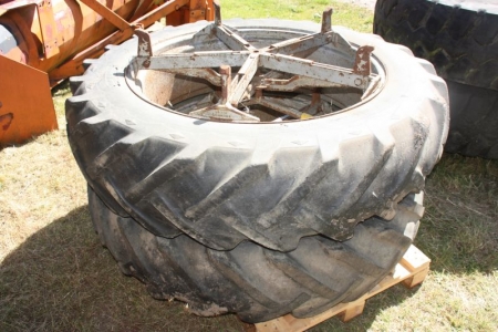 Twin wheels, fitted with Goodyear 13.6 / 12-38. Tire tread about 15%