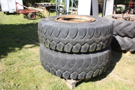 Industrial tyre, fitted with Goodyear 445/95 R25. Disc wheel with 8 holes