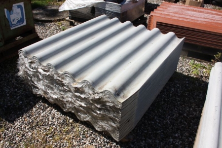 Pallet with roof tiles, 42 x B9, cut corners