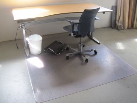 Elhæve-sænkeskrivebord, 120 x 100 cm + køreunderlag + kontorstol + fodstøtte + papirkurv + 2 skabe med rullefront