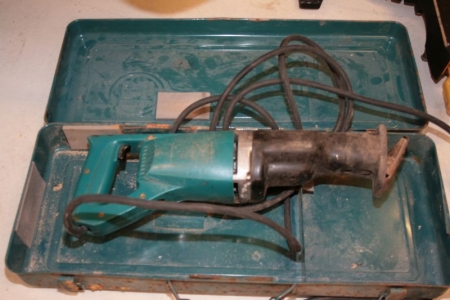 Cape and gearingssav marked Millarco, reciprocating saw marked Makita (Both in ok condition according to the seller)