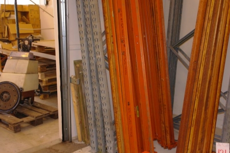3stk gables pallet rack about 340 cm high, 105 cm deep and 8 stringers 275cm Marked. Kasten 3x1000 + 6 pcs 3x350kg Length 275cm
