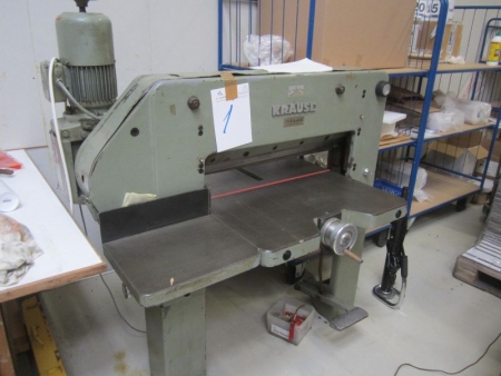 Paper Cuts, Krause type A72 0h / 68, cutting length 720 mm, manual rear stop via hand wheel about 650 mm, the machine has been cracked and welded, but rocks perfect. Includes replacement blade and several cutting lists to the table