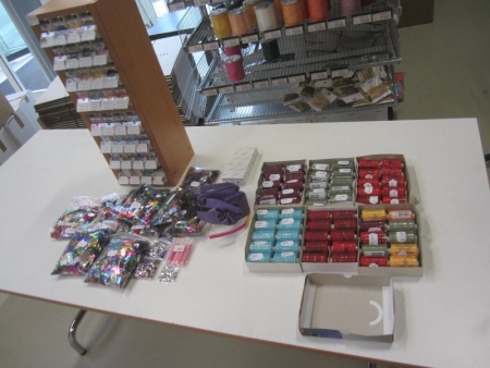 Display with sequins, 13 bags with sequins and the like, hairband, 6 boxes sewing thread, two boxes Chinese wire