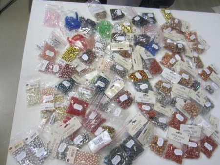 Etwa 100 Säcke mit afrikanischen Perlen, Wachsperlen, Halsketten mm (Datei-Foto)