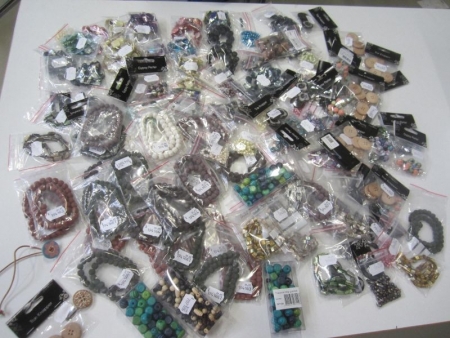 Approximately 115 paragraph necklaces, beads, lava beads, beads gipsy mm (file photo)