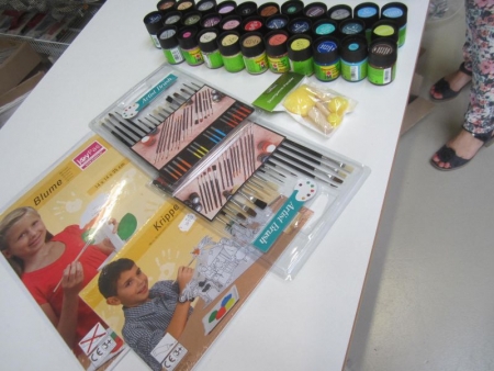 32 paragraph Deco Matt in assorted colors, foam brush, brush sets 2, 4 templates or the like (file photo)