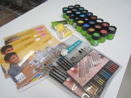 24 pc Deco Matt in assorted colors, foam brush, brush sets 2, 3 templates or the like (file photo)