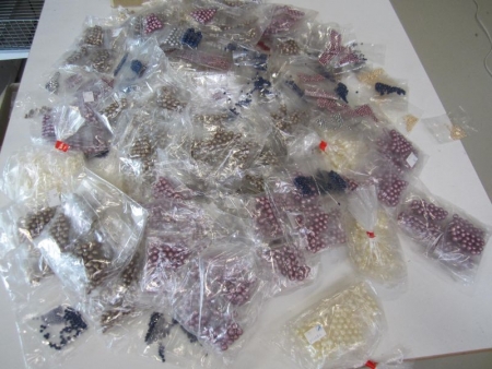 Large lot of glass beads in different colors (file photo)