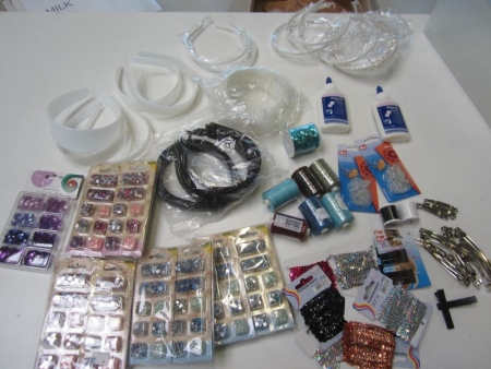 Approximately 60 units sequins, rhinestones, palietbånd, barrettes, thread, buttons, glue, hair bands mm (file photo)