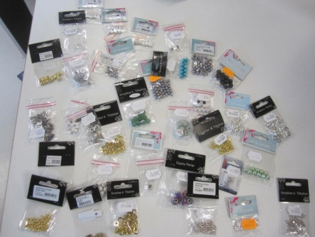 Approximately 37 bags with jewelry, pendants, accessories and jewelery 2 (file photo)