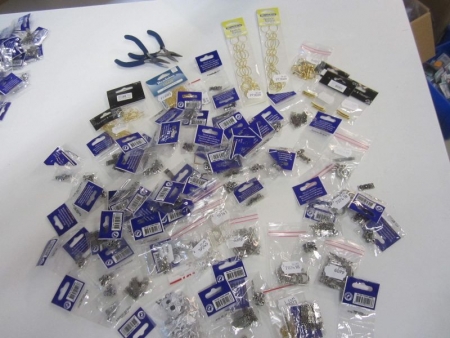 Approximately 75 bags with jewelry, pendants, accessories and two jewelery, everything is nickel (file photo)