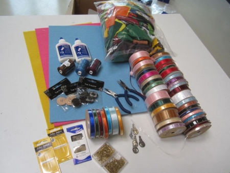 Party felt, leather residues, glue, thread, buttons, satin ribbons, softwood workers, needles, pins, 2 jewelery, a total of approximately 74 units (file photo)