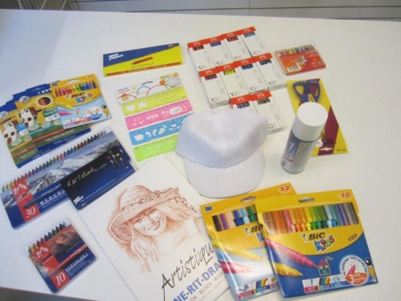 Miscellaneous tuschsæt, crayons, skabelonlinealer, drawing pad, cap, snow spray template scissors, oil pastel mm (file photo)