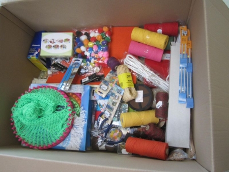 Large box with various yarns, syklude, string, knitting needles, cotton twine, thread, yarns, linen, felt, satin ribbons, elastic thread, div. Sequins, jewelery, buttons, strikkesæt and adhesives etc.