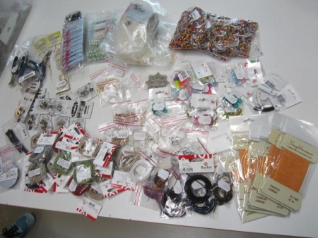 Large lot jewelery parts, beads, wire thread, wire locks, cotton wax laces, leather cord, locks, pendants, embroidery needle, ørestickere, necklaces, Organzaposer, rings, 8 jewelery (file photo)