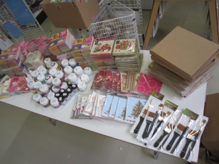 Decoupageting; 23 textile potch, 80 napkin packages papringbind, artist brushes, etc., all in assorted and approximate
