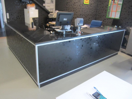 Angle disk with cash drawer, approximately 314x263 cm x height 95 cm, composed of metal frames and black laminate plate and black fronts, cash registers, scanners and other content included. Buyer must even dismantle