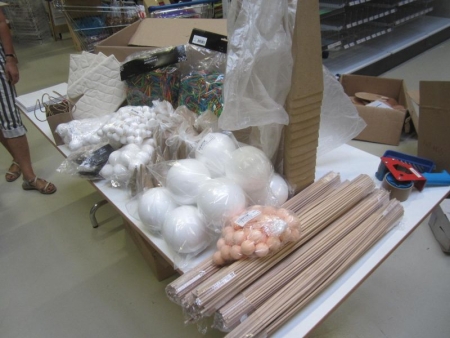Stor kasse med papting til maling, vatkugler, 500 blomsterpinde, styroporkugler, små tøjklemmer, grillhandsker, kulørte tændstikker mm