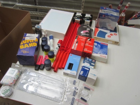Various office / school supplies, see photos (file photo)