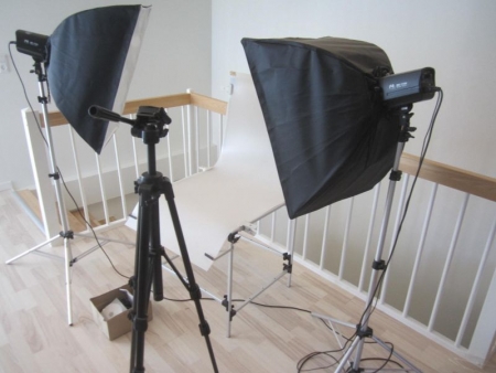 Photo equipment for example. web-shop, two flash lights / photo lamps, photo frames, tables with white tablecloth, see photos (which supplied camera)