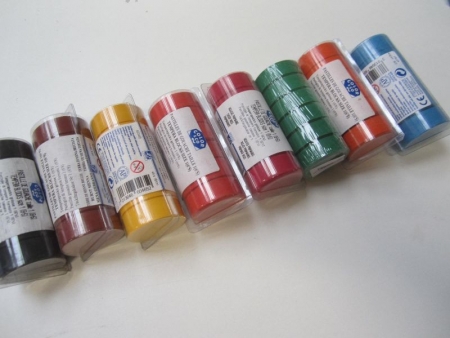 Vandfarver i 8 forskellige farver, i alt cirka 40 kasser a 144 runde farvebrikker