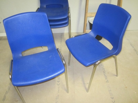 20 stk stabel stole i blå plast og med kromben, Rabami (arkivfoto)