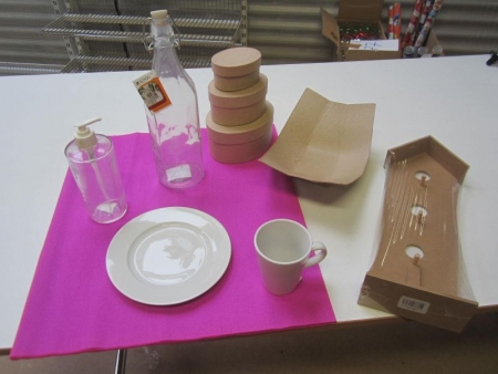 Porcelain, glass and cardboard that can be painted; 48 white mug 48 white dessert plates, 18 juice bottles with patent stopper 1 liter, 24 soap dispenser box with round cardboard boxes, box of papfade, box of birdcages (file photo)