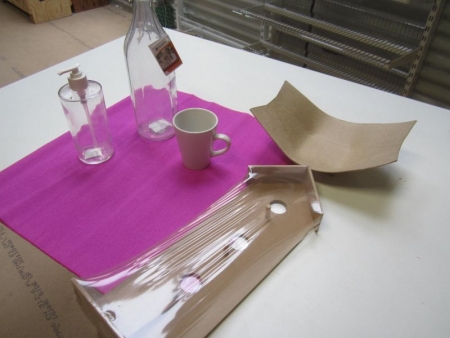 Porzellan, Glas, Karton und Pappe som kan gemalt; 48 weißen Schimmel, 18-Saft-Flaschen mit Patent hält 1 Liter, 24 Seifenspender-Box mit papfade, Schachtel mit Vogelkäfige