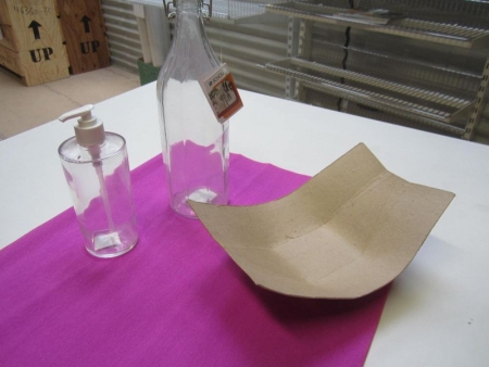 Porcelæn, glas og pap der kan males; 18 saftflasker med patentprop 1 liter, 24 sæbedispenser, kasse med papfade
