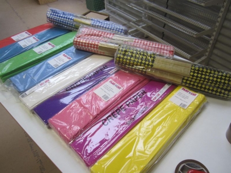 Krepp-Papier, großen Grundstück in verschiedenen Farben und Designs geeignet für Verpackung und viele andere Dinge, insgesamt etwa 32 Boxen