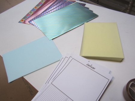 Evighedskalender til at skrive/farve osv., cirka 5 kasser a 100 stk, samt farvet papir og glansark i karton