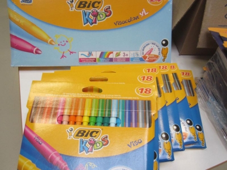 Visa color + Visa fine pens and Plastidecor, a total of about 1,900 pcs, and coloring books