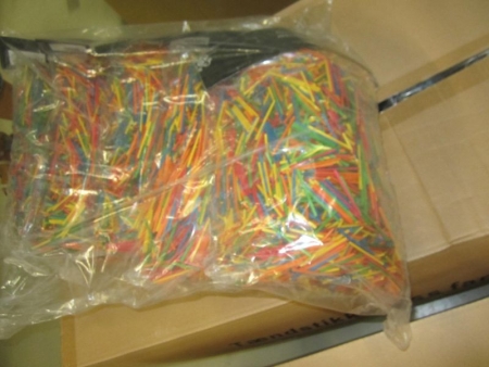 Große Kiste farbigen Streichhölzer, 20 Beutel a 600 Gramm (Akte Foto)