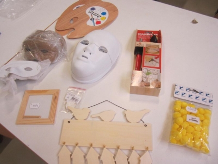Large box; half masks in cardboard / plastic palettes, wall mount, plastic masks, trænavneskilte, cotton balls, burnerset to deco of wood