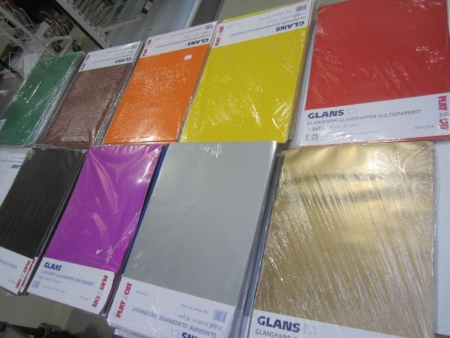 Glanspapir 32x48 cm, i pakker i a 25 stk, 90/85 gram, assorterede farver, i alt 14 pakker, samt 4 pakker pastelblokke A4 og 2 pakker pastelblokke A3(arkivfoto)