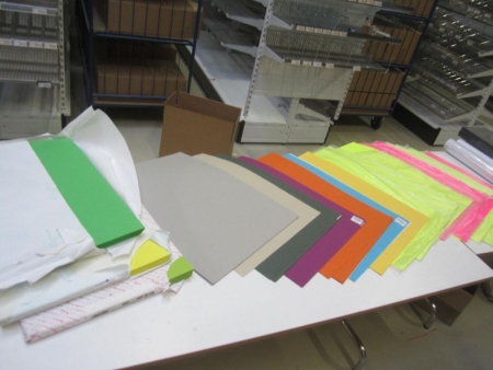 Neon skilte karton, syrefri karton, normal karton, kardus sort/hvid, 2 pakker mønstersakse a 24 ass., cirka 18 stk punch, pakket i 2 kasser