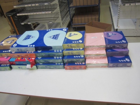 14 Pakete farbigen Kopierpapier A4 + 8 Pakete farbigen Kopierpapier in A3, in zwei Kartons verpackt