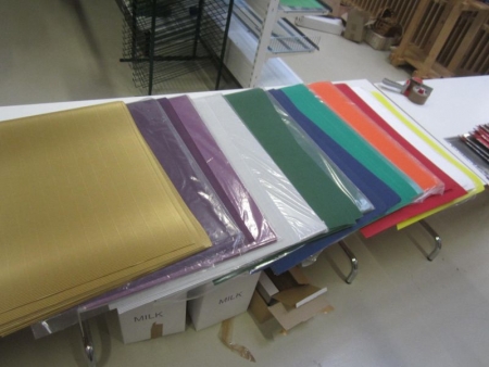 Approximately 150 sheets of colored finrillet corrugated A2, about 33 packets colored finrillet corrugated cardboard A4